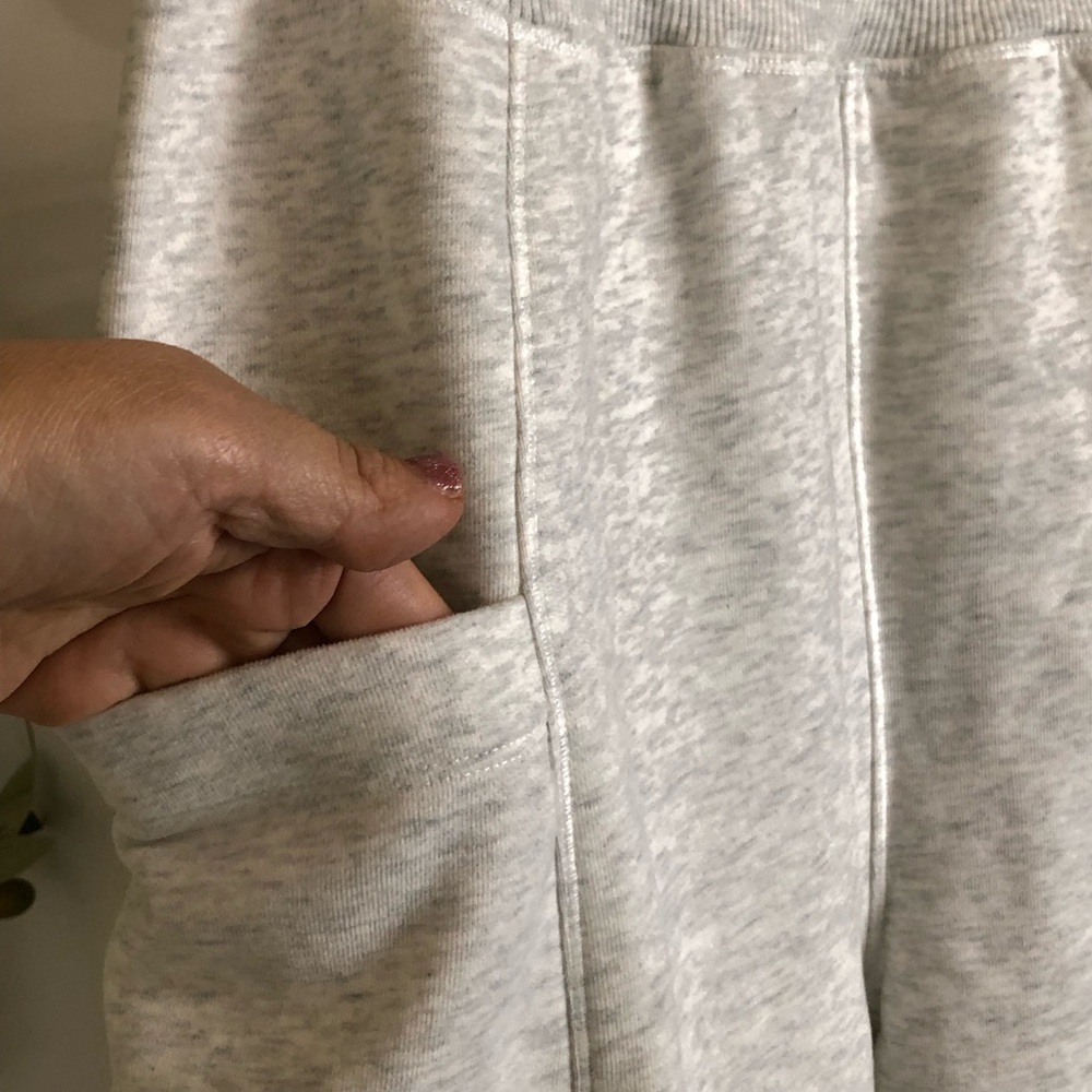 NWT Halara Cozy Light Heather Gray Cargo Pockets Sweatpants Joggers Sz S (A3) - Picture 3 of 10